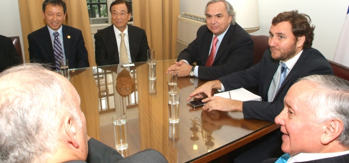 El Conferencista y Doctor Nam Soo Kim se reúne en visita protocolar con el Ministro Secretario General de Gobierno Andrés Chadwick.