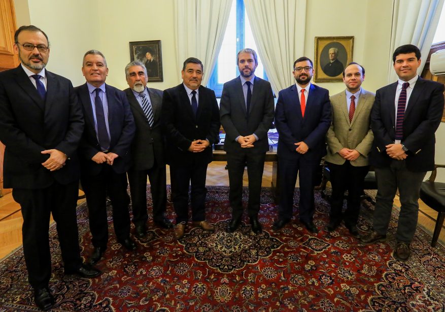 Ministro Blumel recibe a representantes de la CONFEVACH en La Moneda