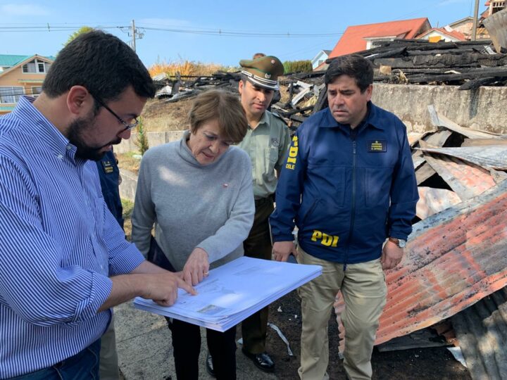 Ministra de las Culturas anuncia plan de reconstrucción para la Iglesia San Francisco de Ancud tras atentado incendiario que la destruyó