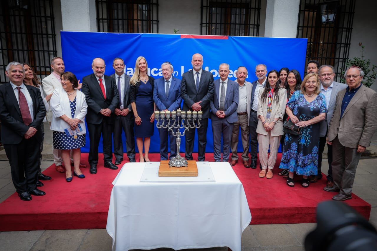 Autoridades de la Segpres participan en ceremonia de Janucá 2025 en La Moneda