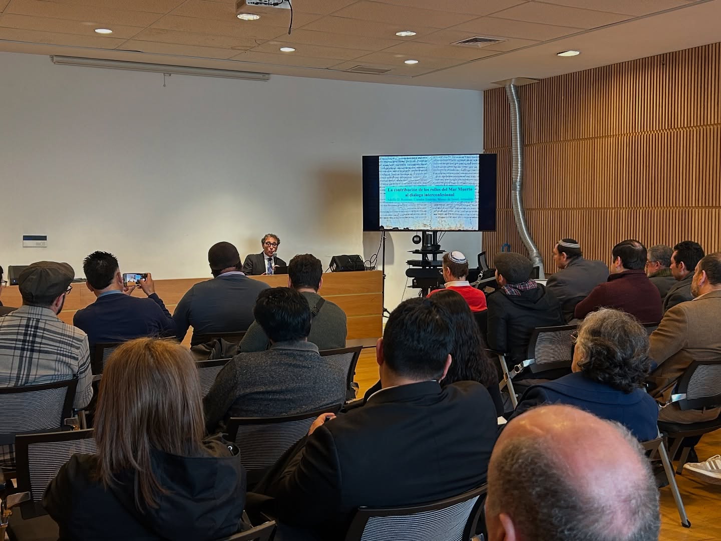 Conferencia sobre los Rollos del Mar Muerto reunió a líderes religiosos y académicos en Santiago
